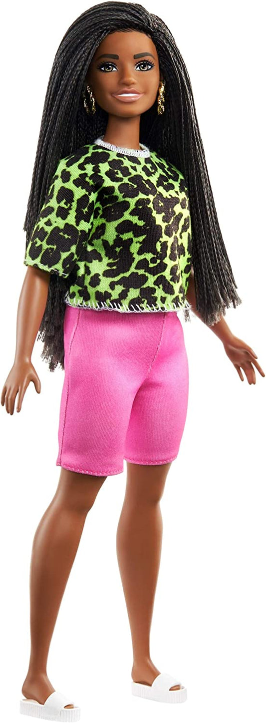 Barbie Fashionistas Bambola con Trecce Castane, Top Verde con Stampa, Pantaloncini Rosa, Sandali e Orecchini